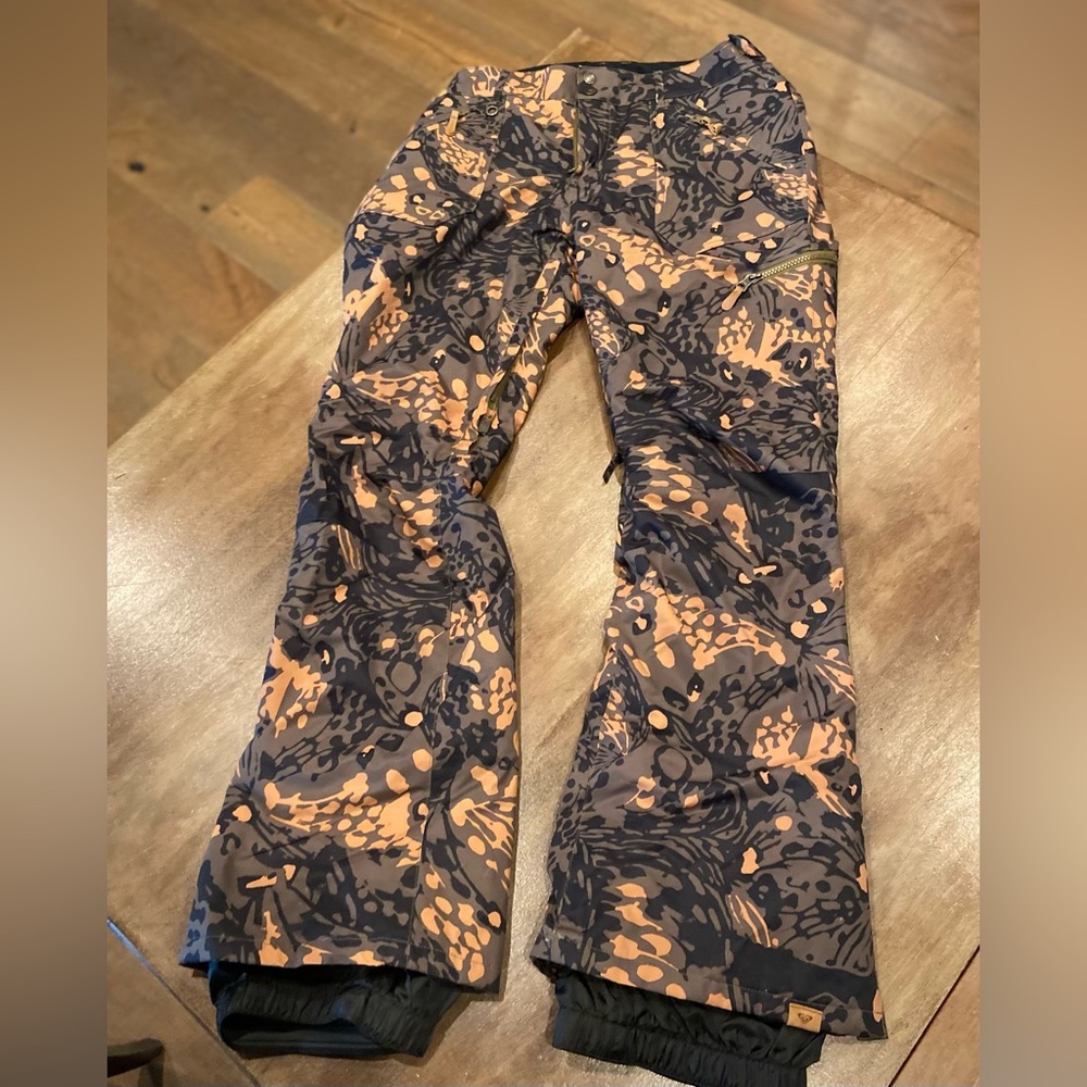Roxy ski pants L super cute! I’d say fits like a M-L